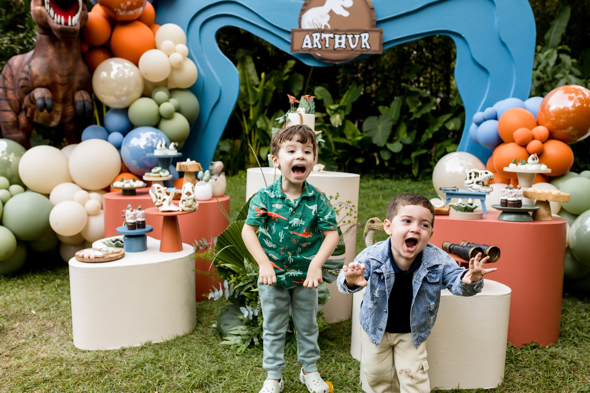 Festa infantil com decoração de dinossauros no Jamboo