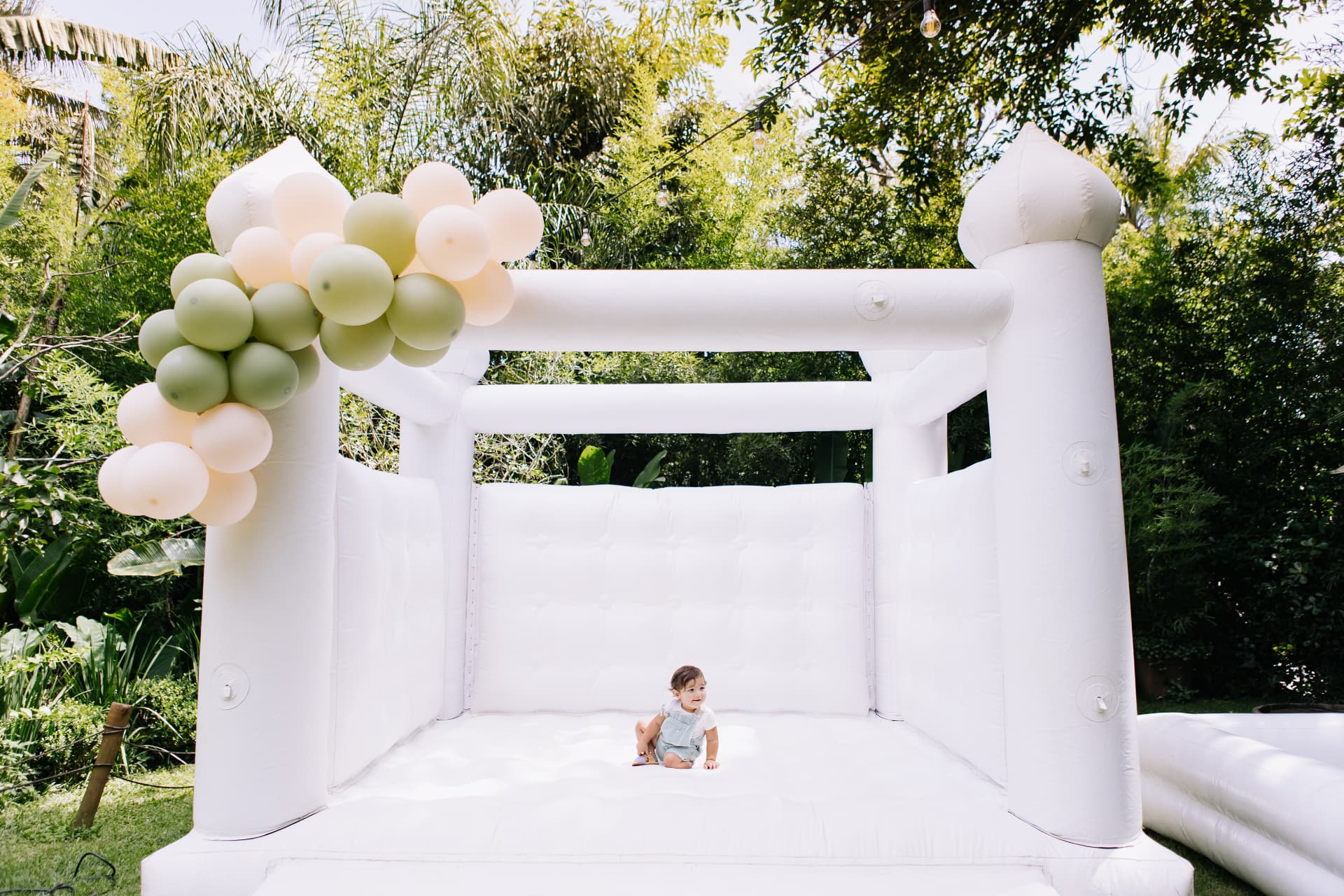 Castelinho inflável branco decorado com balões no Jamboo